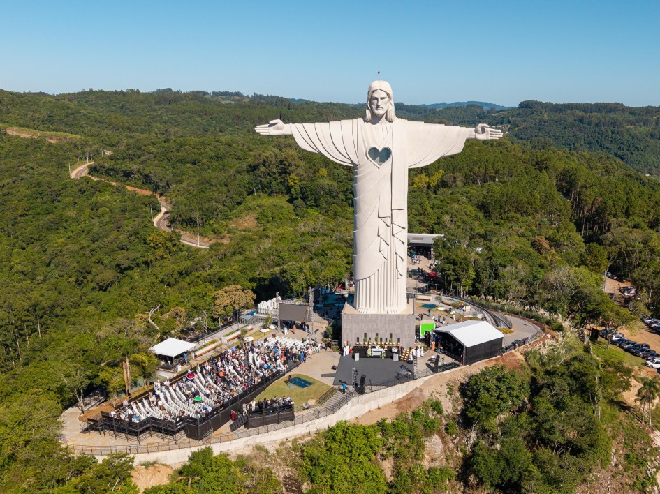 Um ano depois, Cristo mais alto do Brasil leva 300 mil turistas a cidade do RS, equivalente a cerca de 5% da população do RJ